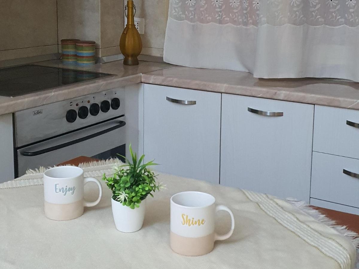 Alle'S M Shyri Studio Apartment Tirana Exteriör bild